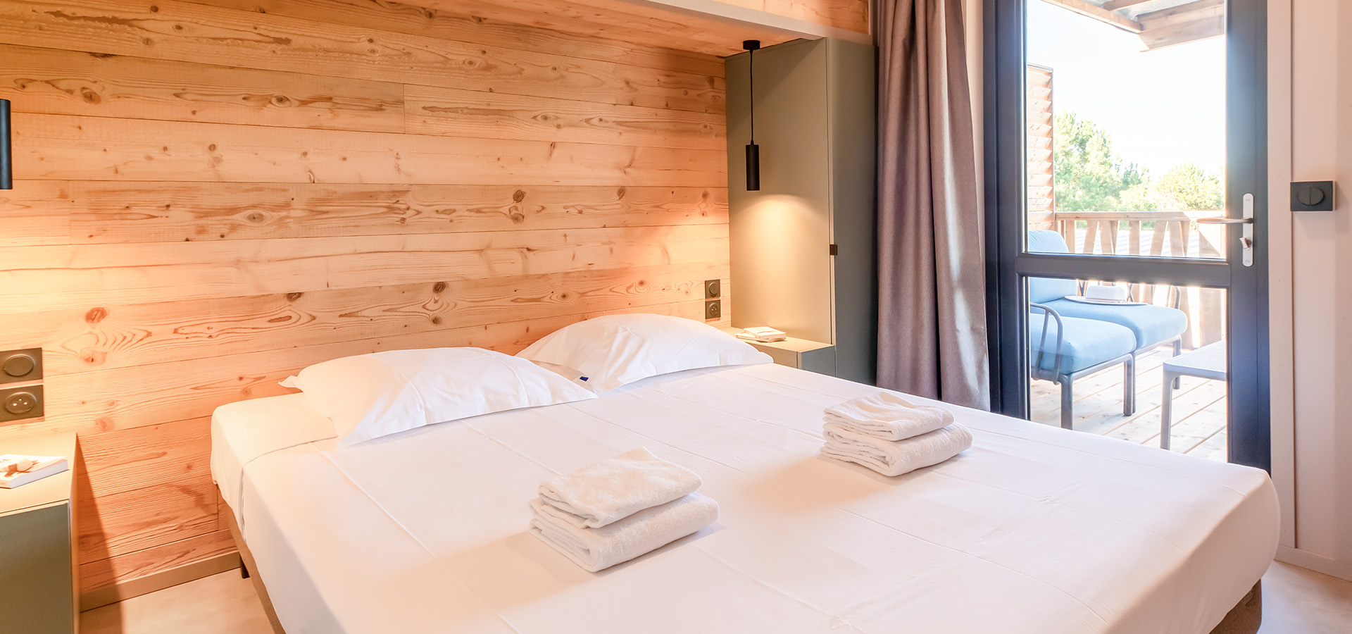 Camping san damiano bungalow vista chambre principale terrasse
